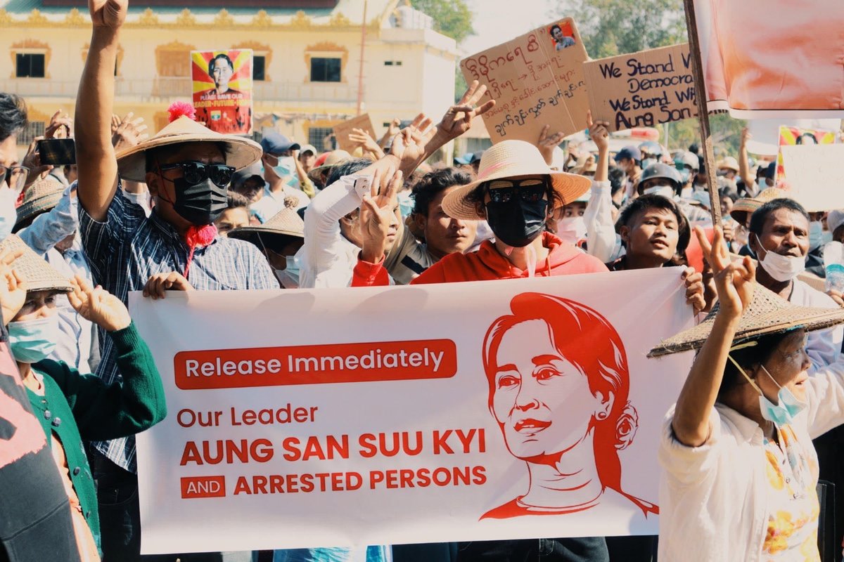 ရခိုင်ပြည်နယ်တောင်ပိုင်း ဂွမြို့နယ်တွင် စစ်တပ်အာဏာသိမ်းမှုအပေါ် ကန့်ကွက်ဆန္ဒဖော်ထုတ်မှုများပြုလုပ်နေကြသည်။ 
“မဲ”မသမာဟု စွပ်စွဲကာ အာဏာသိမ်းခြင်းသည် ဆရာဆရာမများကို စော်ကားခြင်းဖြစ်သည် ဟူ​သော ဗီးနိုင်းများကိုင်ဆောင်ကာ လူပေါင်းသောင်းချီ မြို့ပတ်လှည့်လည် ဆန္ဒပြနေကြသည်။