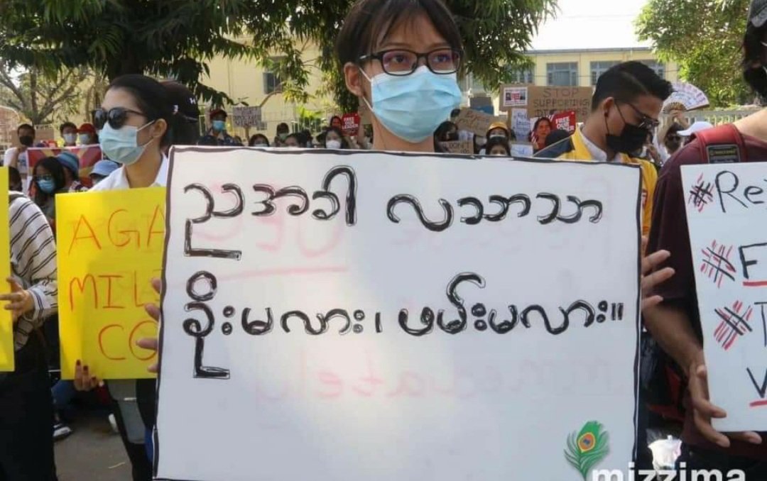#WhatsHappeningInMyanmar 
#SaveMyanmar 
#VoilancesInMyanmar
We Myanmar civilian are afraiid to have nightt fall bec: of Coup Military and Police.