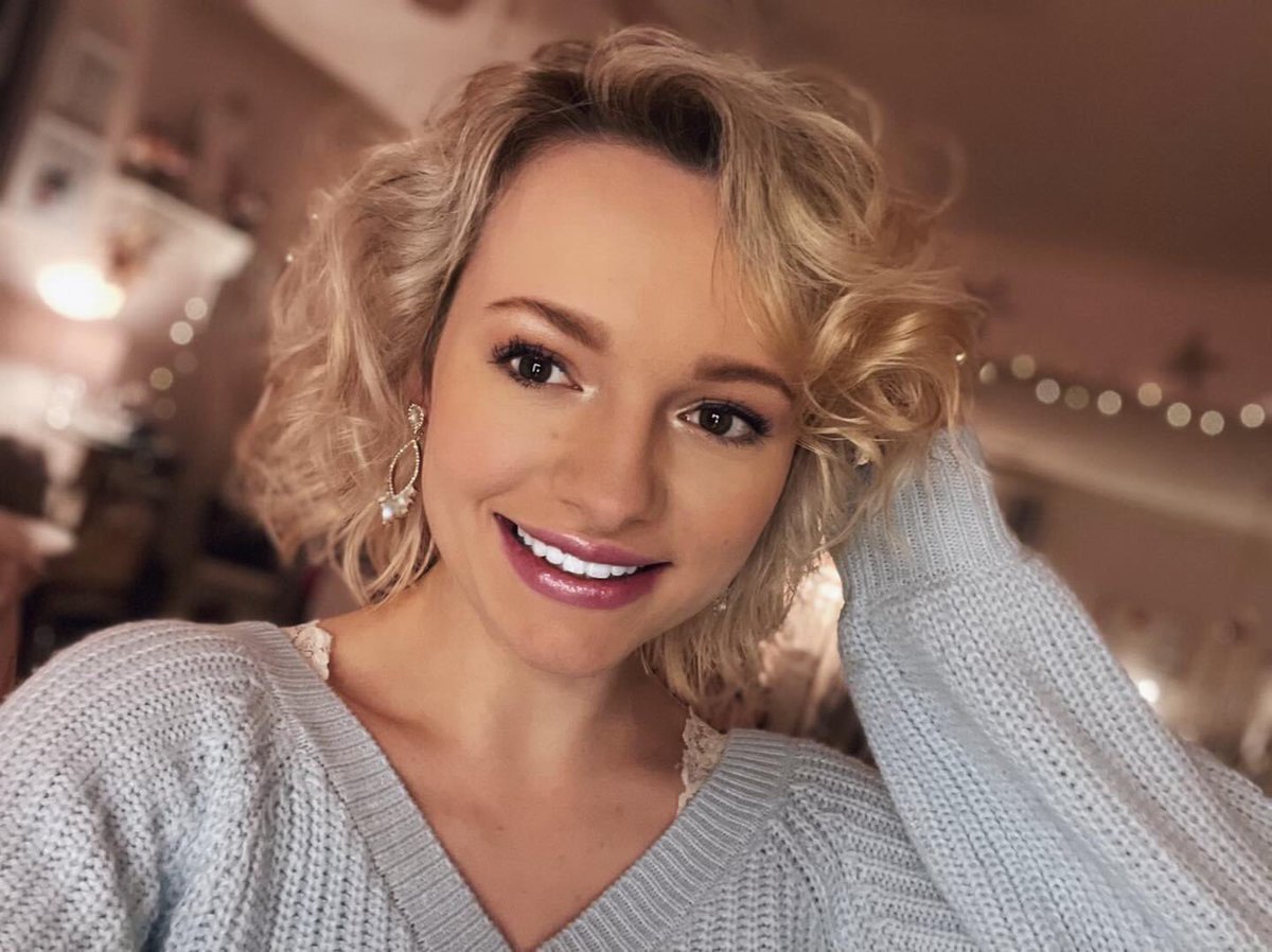 HunniesCheer's tweet photo. #SaturdaySlay with Crystal✨
#selfie #makeup #blonde #smile #happy #sweater #nudelips #beauty #sassy #VenomHunnies #MarksmenHunnies #HunniesCheerleaders #prodance #makeupslay #arenagirls #beautiful #icegirls #shorthair #procheer #footballcheerleaders #hockeycheerleaders #jewelry https://t.co/3KG85bGKg5