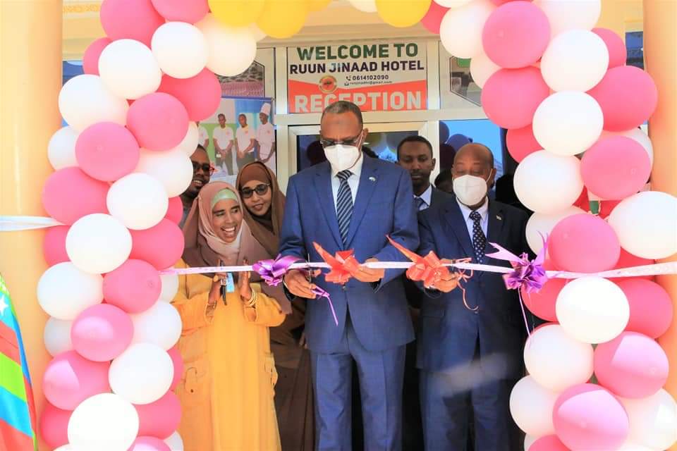 SOMTA_SO's tweet photo. Here comes #RuunJinaadHotel, lets combine our hands to welcome to the industry, #SomaliHospitality #SomaliFood what a condusive and attractive environment, the hotel is just a minute away from #BaidoaAiport #ArlaadiHospitality is beyond your expectation. #TourismSomalia https://t.co/26CcK7SSqq