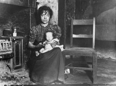 So that picture of the wumin living in a slum, in 1910 is flying abootThe are so many photos in the Mitchell collection of the awful poverty oor grannies were subjected toMa grannie was brought here, from Ireland, a wee baby in her mammie's arms in the 1910s.