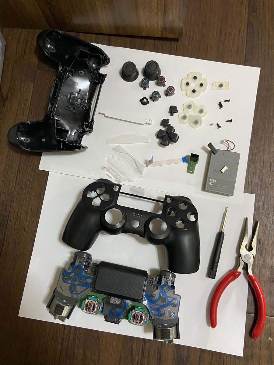 はこ A Twitter よく見たら画像ps4コントローラーでした 分解した時の画像残ってないし Ps3コントローラー も同様にきっちり分解清掃しました はい