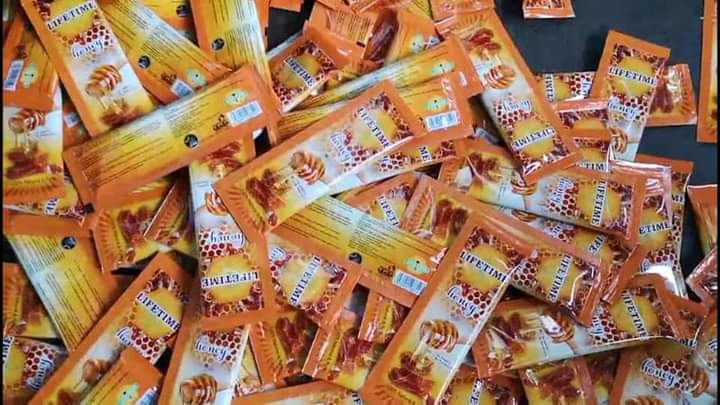 KoloAbdulsalam's tweet photo. @AdesojiMinkail @Qamaludeen Unadulterated sachet Honey

Have a cold? Try a spoonful of honey. Honey is an old sore throat remedy. Add it to hot tea with lemon when a cold virus hits you.
With just #100 for a sachet,#2500 for a box. We do Nationwide delivery &amp; export. (+2348069215695) https://t.co/xbWtVnxfyT