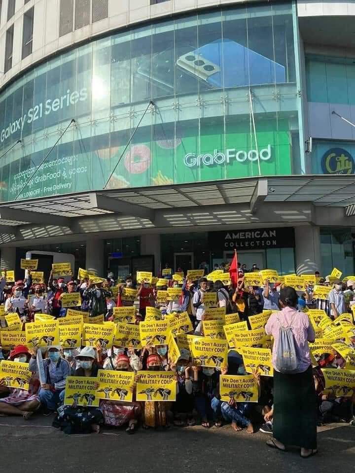 Charm33405512's tweet photo. The military junta continues to arrest senior government figures, despite ongoing protests. Protesters say they will continue until the junta ends.

STOP NIGHT ARRESTS
#Feb13Coup
#WhatsHappeningInMyanmar https://t.co/iBiBJDHj5x https://t.co/org6NwPKSa