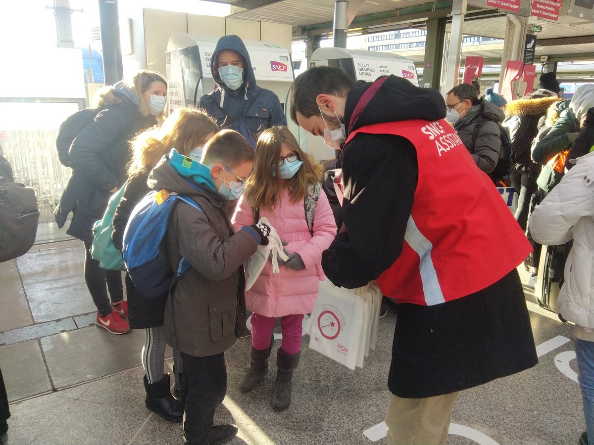 Il fait froid ce matin ❄️ mais e la chaleur humaine ❤️ et beaucoup d'attention de la part de nos Volontaires de l'Information pour vous accueillir, vous orienter et vous aider. Ils ont les bras chargés de cadeaux 🎁 <a href="/DisneyPlusFr/">Disney+ FR</a>
⚠️ Sourires masqués
MERCI de nous faire confiance.