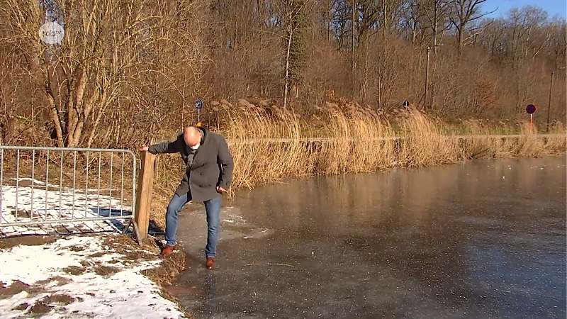 destandaard's tweet photo. Burgemeester wil tonen dat schaatsen nog niet veilig is en zakt door het ijs https://t.co/AkFwMResWh https://t.co/avMMio50KP