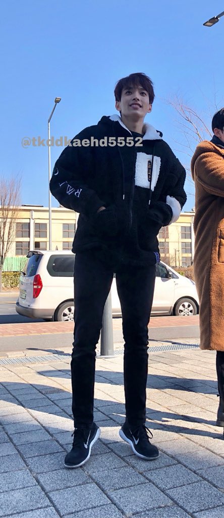 DK is 80% legs ; a thread  #도겸