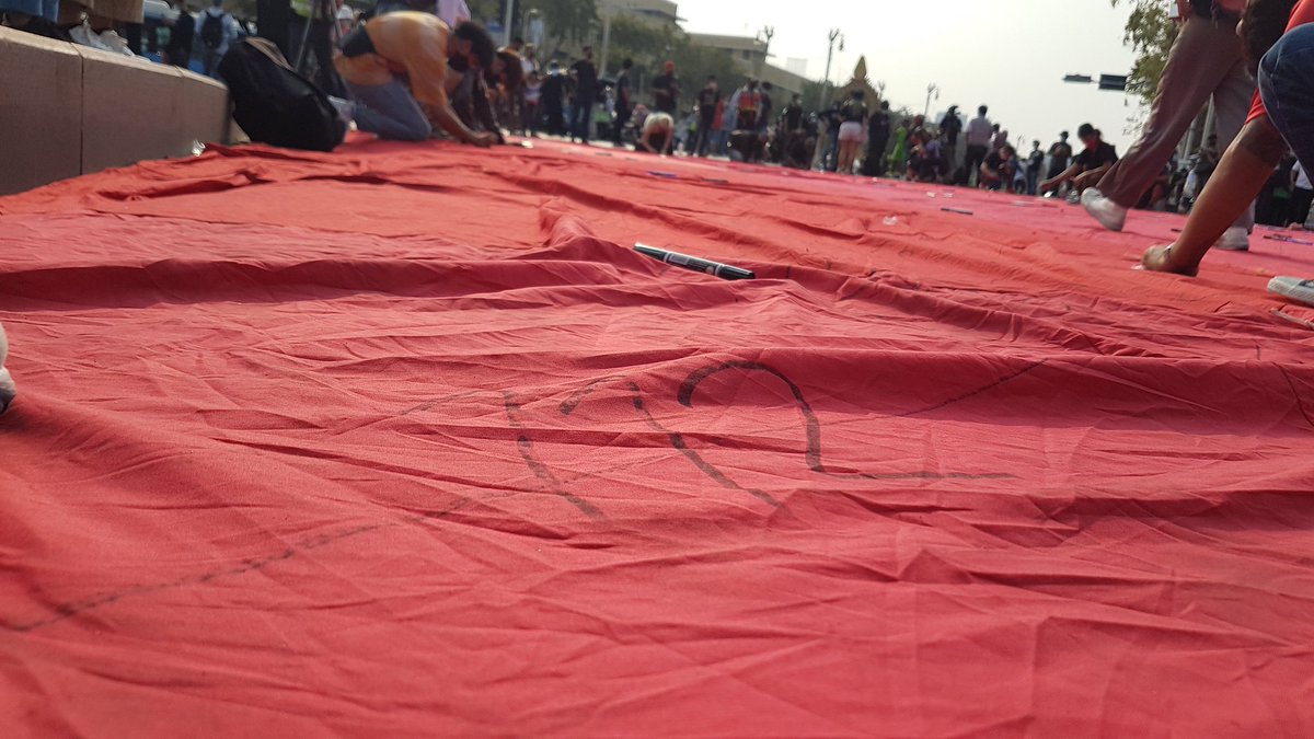 #Thailand anti-government protesters at #Bangkok #Democracy Monument drawing comparisons with #Myanmar protesters currently opposing their own #military government. 1st sign says "good police are in Myanmar while Thai ones are servants"
#ม็อบ13กุมภา #whatishappeninginthailand