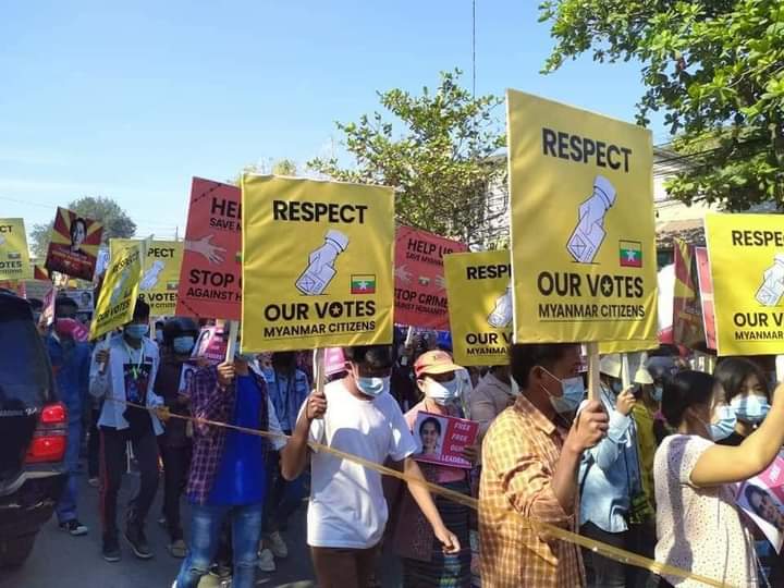 takhon_intel's tweet photo. FIGHT FOR DEMOCRACY
Under the unjust rule of the military dictatorship in Burma, true democracy is being restored and people of all ages are demanding the release of true DASSK and its leaders.
#WhatsHappeningInMyanmar
#Feb13Coup https://t.co/YybHQf4XC0