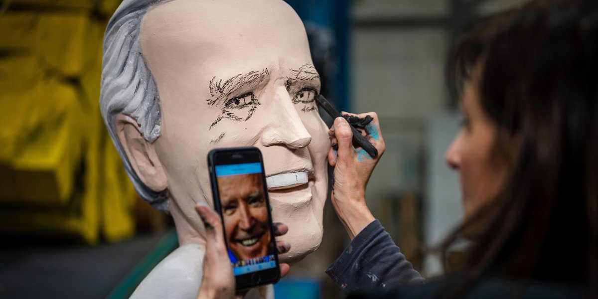 Koeln's tweet photo. An Rosenmontag wird es in #Köln trotz Pandemie heißen: "D’r Zoch kütt!" - im Miniaturformat im TV. Die Vorbereitungen von Festkomitee Kölner Karneval (📸) und Hänneschen-Theater laufen. Der @WDR zeigt den Zoch an Rosenmontag um 14 Uhr. https://t.co/Y1NyEFIeFh #baldwiederjeck 🎉 https://t.co/iD6o5Fal6E