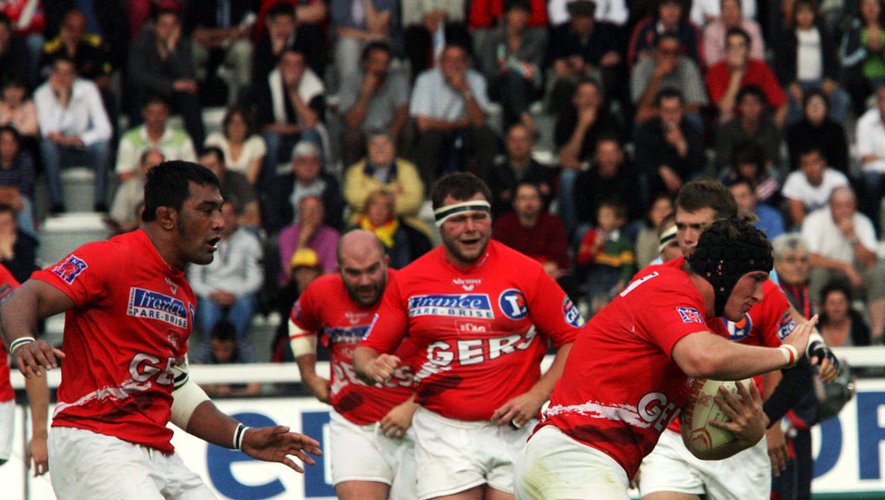 D’autres sont tombés plus bas. Dax, Auch, Albi, Narbonne ou Bourgoin sont autant de clubs historiques englués en Nationale (3è division). Tous ont subi d’importants problèmes économiques.Leur point commun ? Une unité urbaine inférieure à 100 000 habitants. 