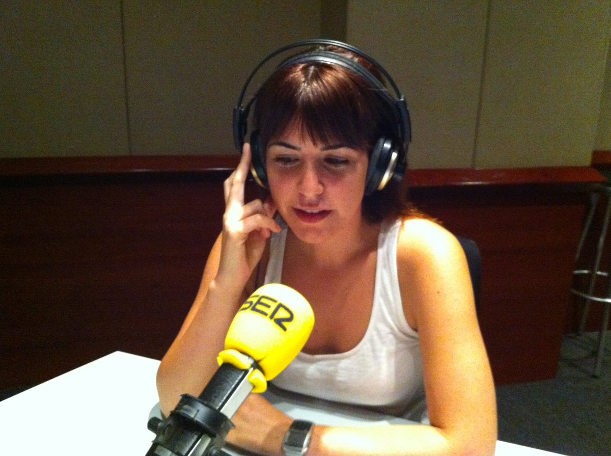 Raq_At's tweet photo. Hi ha #gransamors que mai no s’obliden, #passions que neixen i moren amb tu. Aquesta és la meva. #Feliç #DiaDeLaRadio https://t.co/t0zgFirEgB