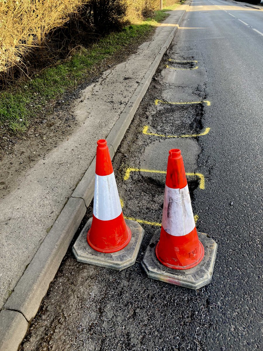 FrancisPullen's tweet photo. Conesalone, guarding the potholes 
@ConesAlone @Kodak @Leica_UK  @BelieveInFilm #conesalone #lonesomecones #keepfilmalive #stillshootfilm
Leica M6
35mm summicron
Kodak Ektar 100 https://t.co/14SvHAHunh