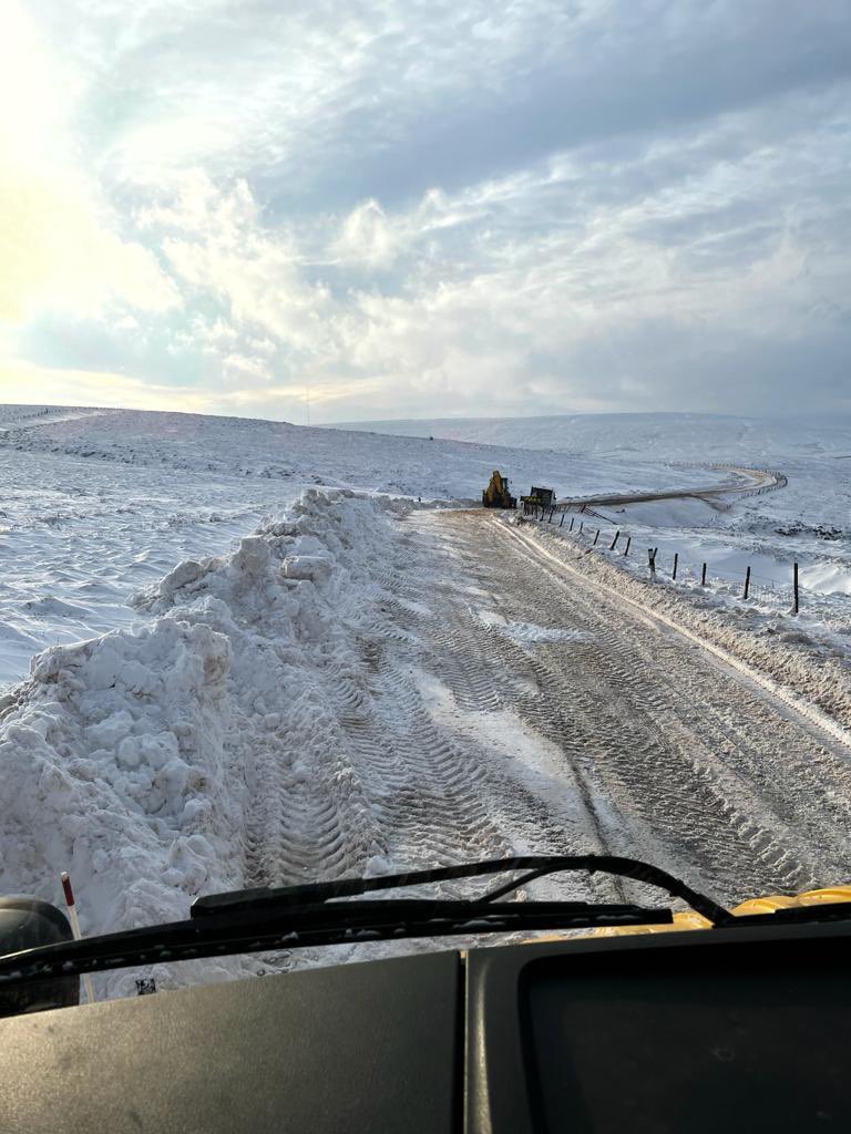 KirkleesWinter's tweet image. ⚠️ Road closures due to snow drifts⚠️

 A6024, A616 and A635 are all currently impassable due to snow drifts. We’re working hard to clear them. Please avoid.

As always, we’ll keep you updated. Please keep safe.