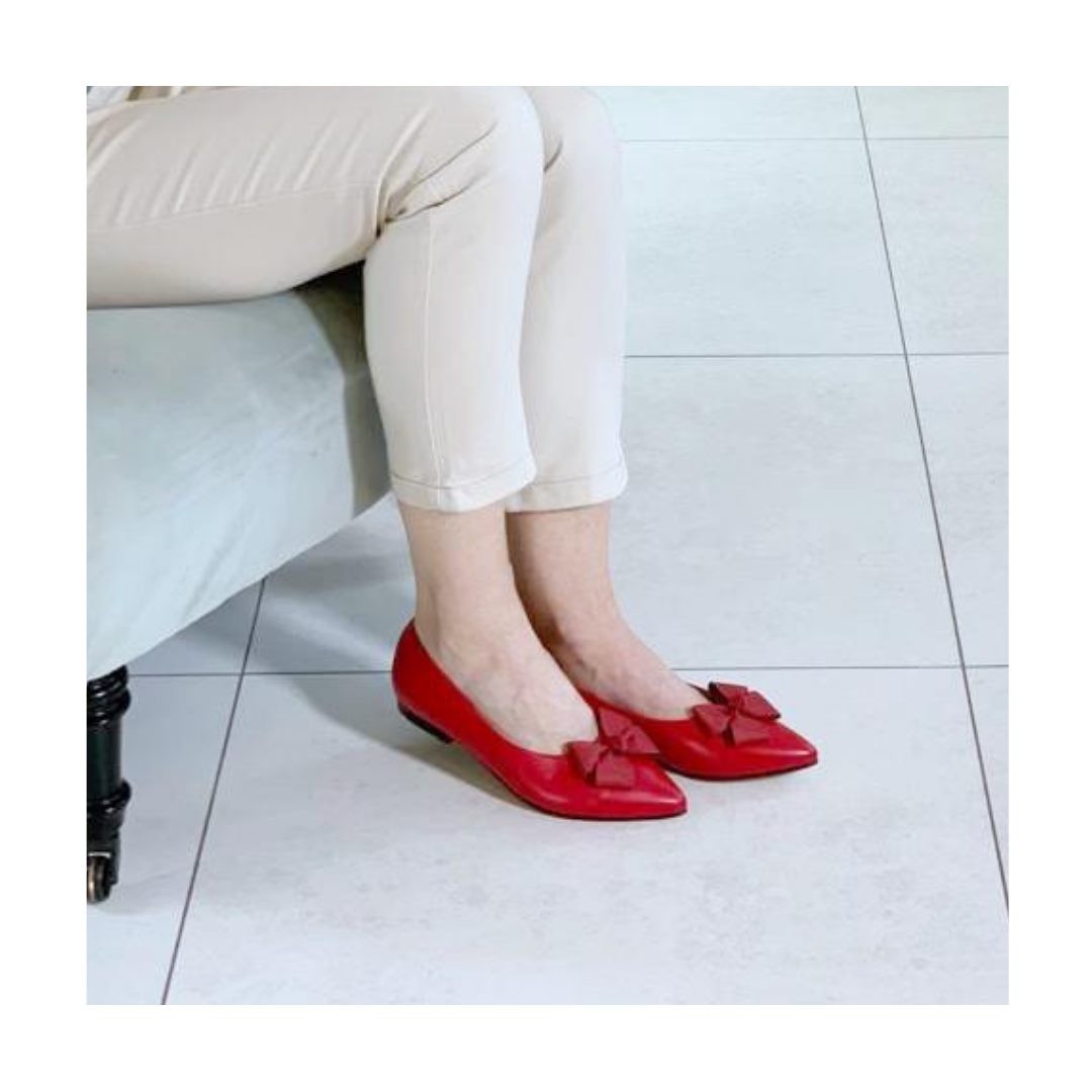 sargassoandgrey's tweet photo. Roses are red
Violets are blue
If you have wide feet
These shoes are for you!
.
.
.
#redshoes #valentinesweekend #widefeet #widefitshoes #bestshoesever #happyfeet #sargassoandgrey #redflats https://t.co/RNFYj5uHfo