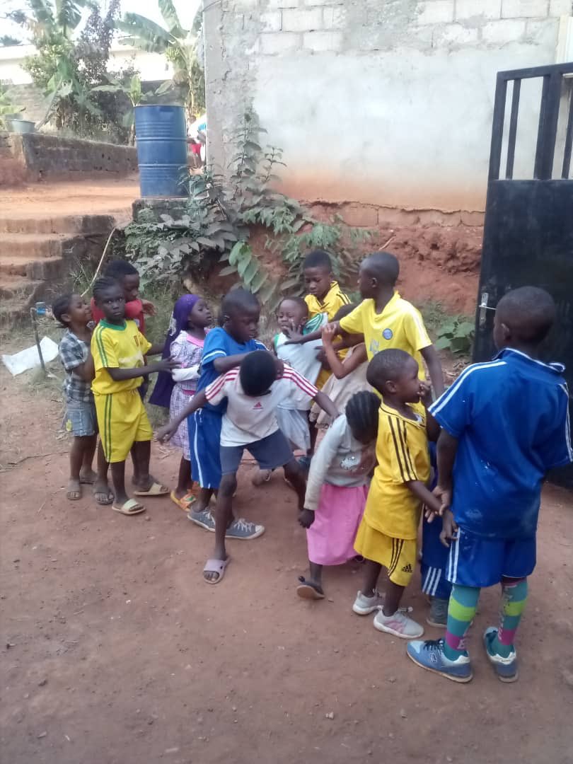 🏉🤝 Our children enjoy #rugby as a highly social sport with plenty of interactions. They play as a team & learn how to be confident, persistent & respectful. We love seeing them so happy during their weekly training!

#values #Cameroon #spiritofrugby #sportimpact #ODD