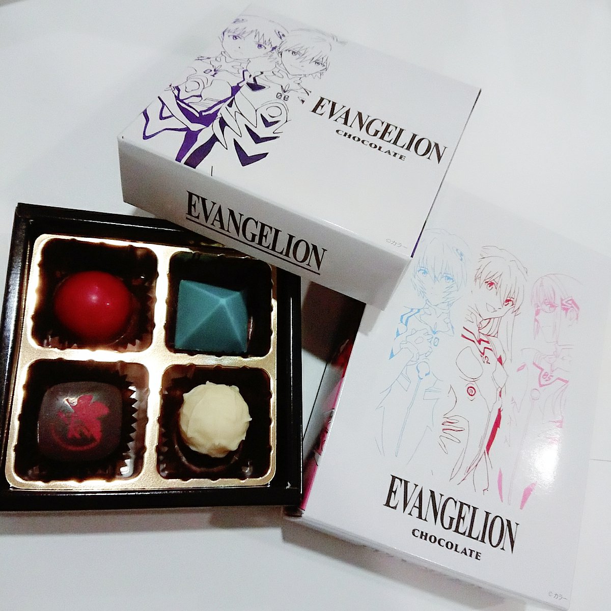 ツリービレッジ アニメ スカイツリーとコラボ中 エヴァンゲリオン新劇場版 パッケージもカッコいいチョコレート商品 使徒を思わせるデザインや キャラの半立体チョコ キャラや名台詞がプリントされた 見た目にも楽しい商品いろいろ