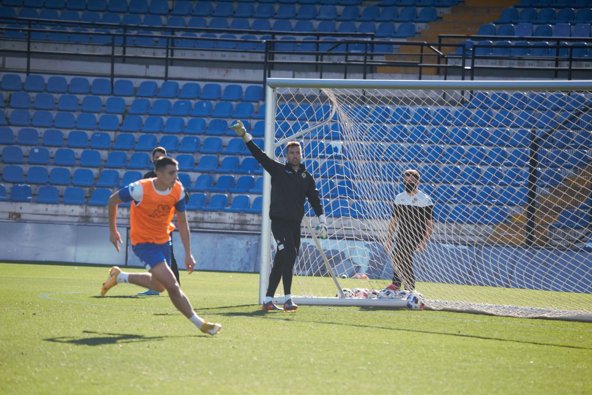 cfhercules's tweet photo. ⚽ Último entrenamiento de la semana. Mañana primer partido con Manolo Díaz al frente ante el @Orihuela_CF

#MachoHércules #OrihuelaHércules https://t.co/rL7EiHUMoX