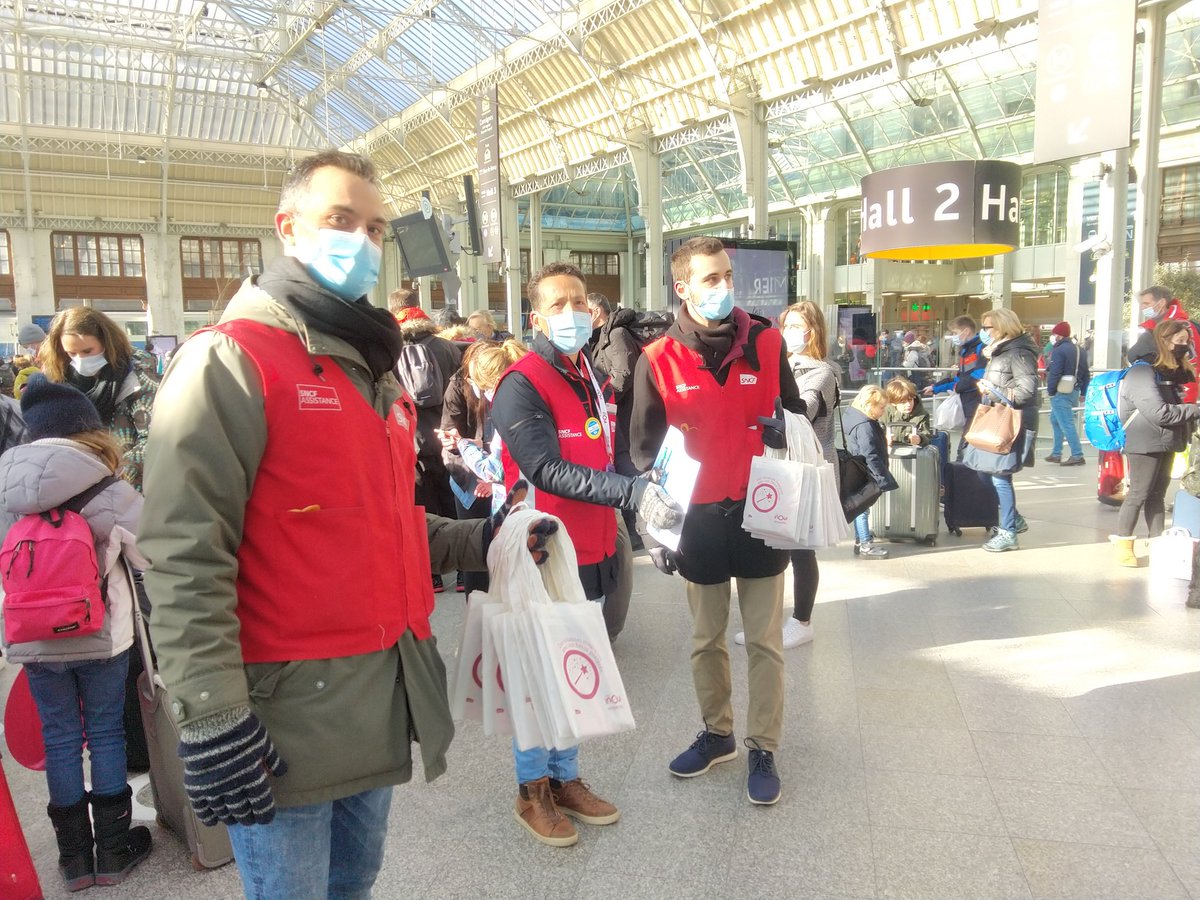 ❄️ Vous nous avez manqué ❤️
Heureux de vous retrouver et de vous accompagner pour vos vacances ce week-end. MERCI de nous faire confiance ❤️
Nos Volontaires de l'Information vous attendent les bras chargés de cadeaux 🎁 <a href="/DisneyPlusFr/">Disney+ FR</a> 
⚠️ Sourires masqués