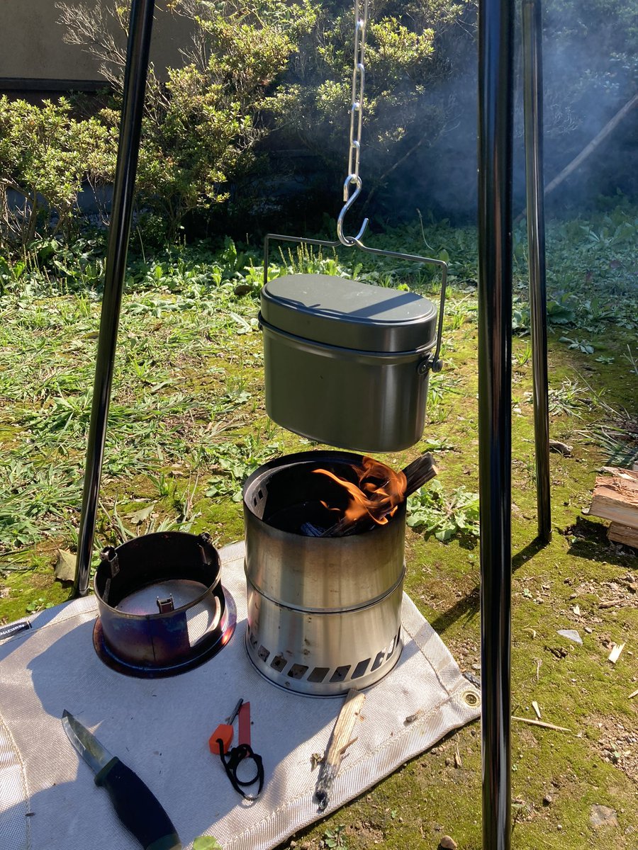 ゆせい 遠州三河で釣りキャンプ このサイズのウッドストーブはほんと便利ですよね 五徳がちょっと使いにくかったので 鍋吊るすやつを買って調理してます