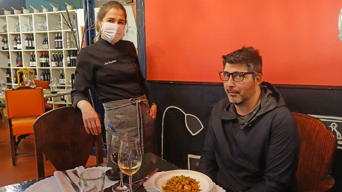 🍝 Aquesta foto és trampa. En realitat #MrVin estava a punt de cruspir-se una coca de verdures amb romesco preparada per @adaparellada a la @Semproniana_ amb una copa de #vicatalàambdo. What else? 😉 Mireu el vídeo a👇 bit.ly/3agZzN5 @DOCatalunya #elvisensecomplexos