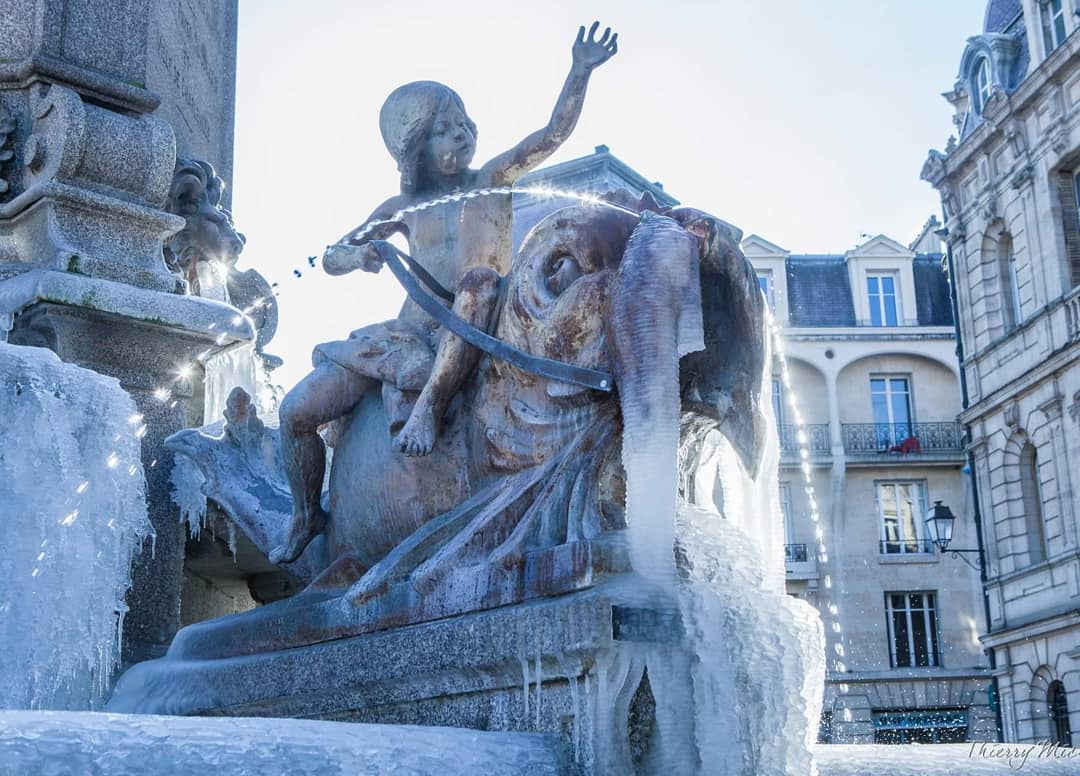 thierrymic's tweet photo. La fontaine Charles de Gonzague gelée à #charlevillemezieres #ardennes https://t.co/ns65l38AOw