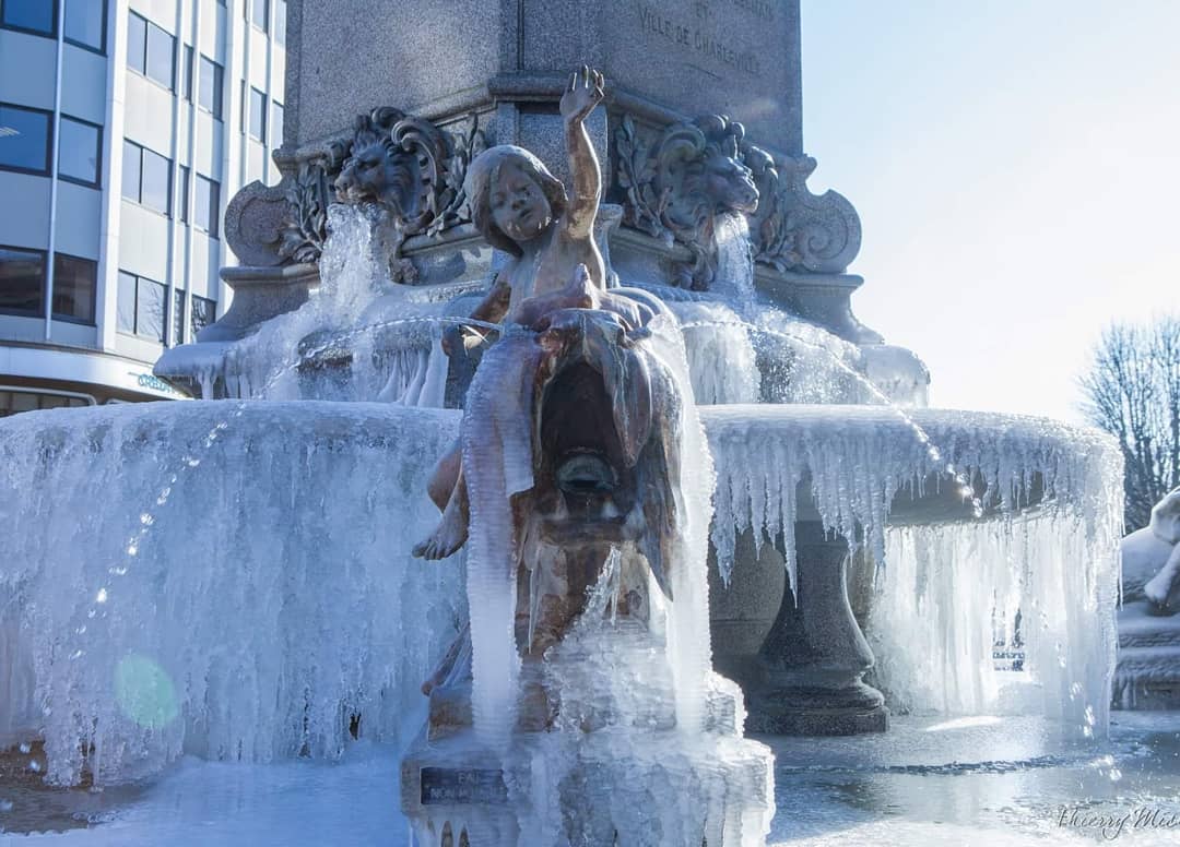 thierrymic's tweet photo. La fontaine Charles de Gonzague gelée à #charlevillemezieres #ardennes https://t.co/ns65l38AOw