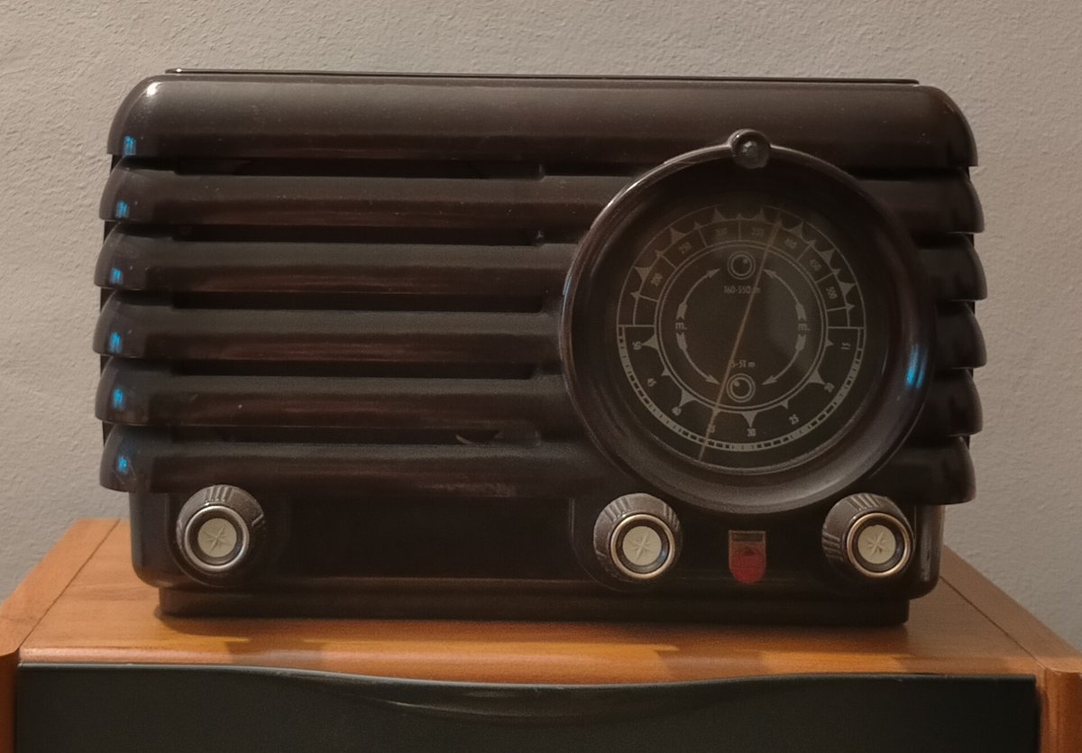 Eduard_Sant's tweet photo. Per molts invents, innovacions en el sector de les comunicacions, pocs com la ràdio aconsegueixen la màgia que en ella en desprèn.
Visca i llarga vida!
#DiaMundialRàdio #ràdio #13Febrer https://t.co/85oZlgVCUB