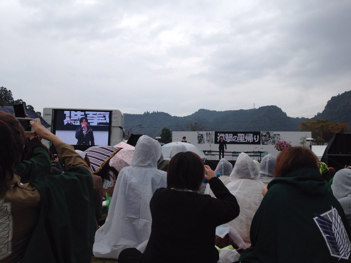 2014年に諌山先生が里帰りした時にも岩山が背景にあったんですが、その岩山からモクモクと雨雲が迫って来てあっという間に雨になった思い出
#ブラタモリ 