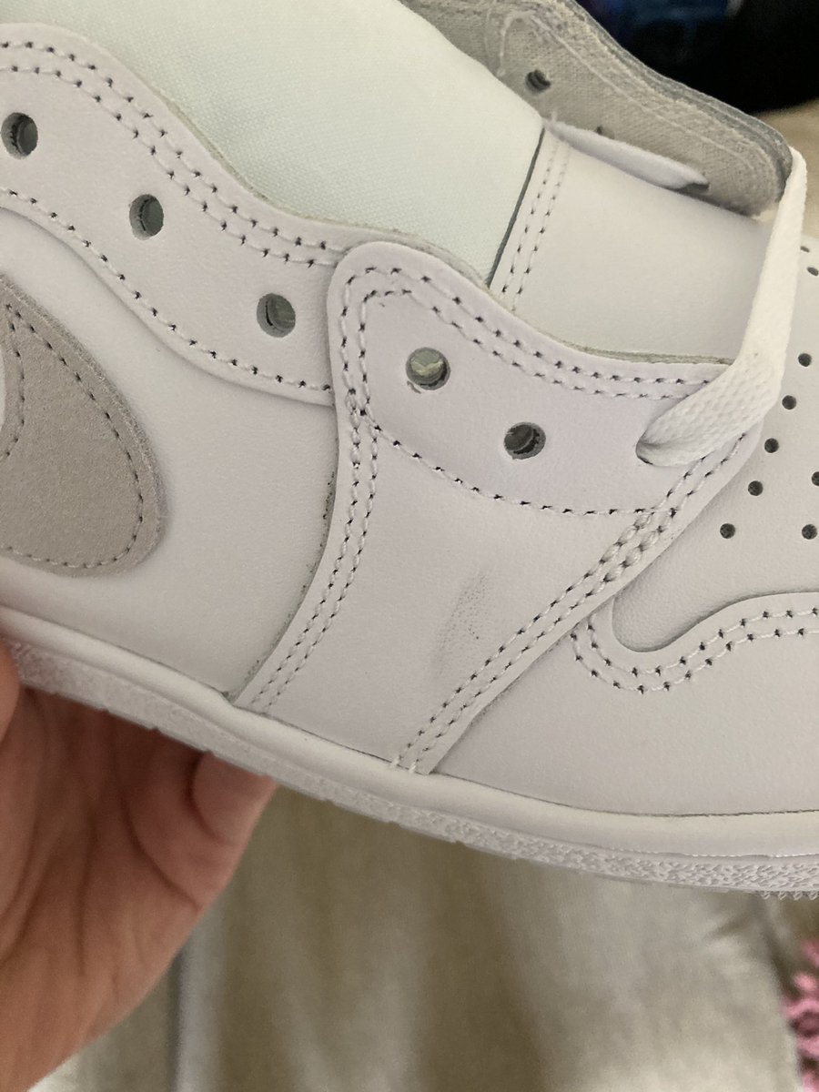 Louis_B98's tweet photo. @Nike @nikestore Just had these arrive like this.... https://t.co/k1NF2RKPBn