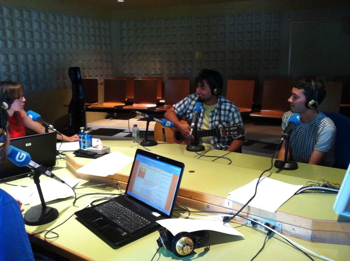 denis__iglesias's tweet photo. #DiaMundialDeLaRadio📻

🎙️Primeiras prácticas na @RadioGalega. Agosto de 2011. Plena felicidade e aprendizaxe.

🫂Con @cristinagarlop, @rociopereiraro, @SaraLouridoFN... n'#ATarde:  https://t.co/efQ5B9AhL0

🎷Featuring @pablo_dvp &amp; @Baroladas cc. @Irmandades_falo. 

Viva a radio! https://t.co/Xdm0HhASlr