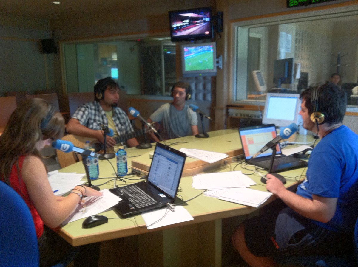 denis__iglesias's tweet photo. #DiaMundialDeLaRadio📻

🎙️Primeiras prácticas na @RadioGalega. Agosto de 2011. Plena felicidade e aprendizaxe.

🫂Con @cristinagarlop, @rociopereiraro, @SaraLouridoFN... n'#ATarde:  https://t.co/efQ5B9AhL0

🎷Featuring @pablo_dvp &amp; @Baroladas cc. @Irmandades_falo. 

Viva a radio! https://t.co/Xdm0HhASlr