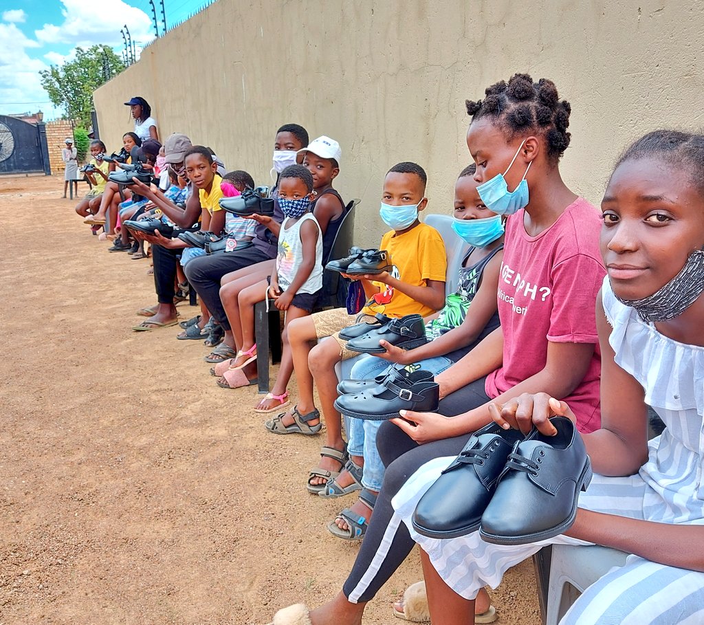 penuelist_'s tweet photo. Earlier today, handing over school shoes to the kids of Good Shepherd Organisation NPO in Soshanguve.
Thank you to all our donors & volunteers... let's do it again next week!!! #Mamsie #Charity ❤ https://t.co/ZlVR7MPQp3