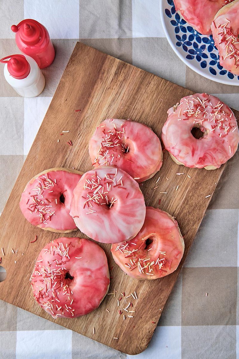 veganly_it's tweet photo. Quest'anno #carnevale 🎉 e #sanvalentino 🥰 cadono nello stesso giorno! Ecco un'idea per un #dolce #vegan adatto a festeggiare entrambe le occasioni: le #ciambelle #donuts vi conquisteranno 🍩❤️ 😄 #ricetta ➡️ https://t.co/I3hHJs7iZo https://t.co/pWDETfvFlq