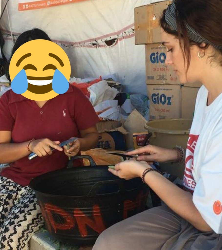 TRUE STORY #39

Ragam bahasa daerah menjadikan Indonesia begitu Indah.

Bantu² di dapur umum pas kebagian potong buncis... mbak Sri bilang, "...mbak Londo pakai lading ini yang tajam...
Sambil ulurkan pisau..
Tertegun sejenak...😂😅

Pisau = lading..

Di daerahmu apa namanya..?