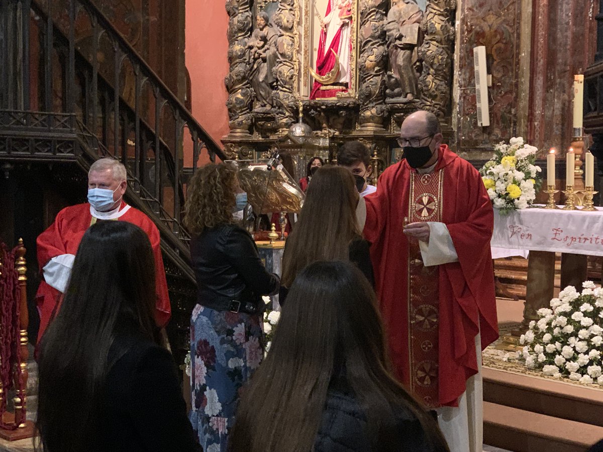 gruposAMJ's tweet photo. Nuestro grupo de 1º de Bachillerato celebró el Sacramento de la Confirmación el 5 de febrero de 2021, en la Parroquia de Santa María de la Mesa de Utrera. Presidió la celebración el Vicario D. Diego Pérez y acompañaron el Párroco D. Joaquín y el Padre Roy. https://t.co/X8TQZQDwqt