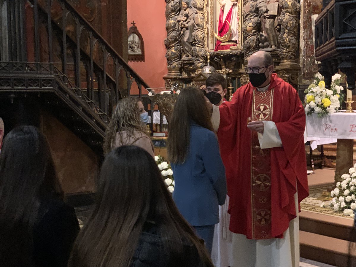 gruposAMJ's tweet photo. Nuestro grupo de 1º de Bachillerato celebró el Sacramento de la Confirmación el 5 de febrero de 2021, en la Parroquia de Santa María de la Mesa de Utrera. Presidió la celebración el Vicario D. Diego Pérez y acompañaron el Párroco D. Joaquín y el Padre Roy. https://t.co/X8TQZQDwqt