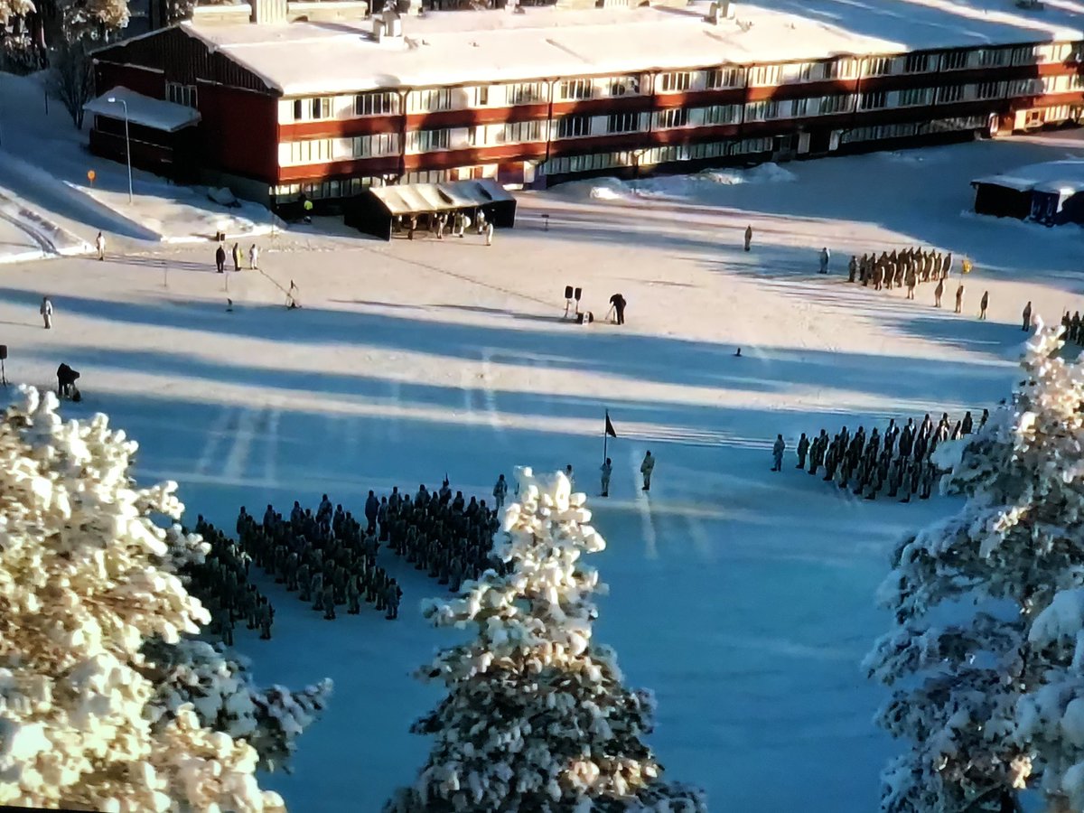 Tunnelmallinen ja unohtumaton #sotilasvala Kiitos <a href="/KainuunPR/">Kainuun prikaati</a>, oma #jääkäri löytyi myös kuvista 🇫🇮💙