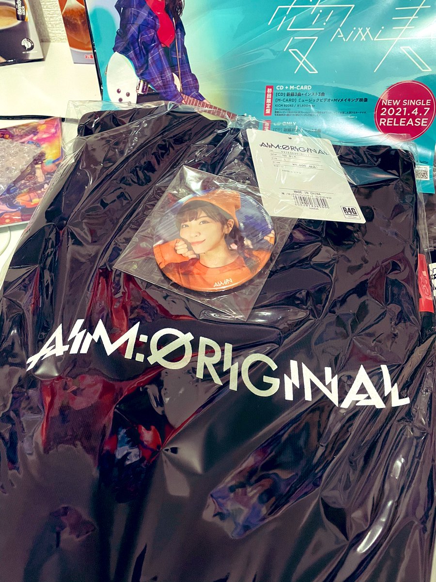 grndlov's tweet photo. あいおりスエット届いた✨🥰🥰
昨日ポップアップストアで買った時のと缶バッチ被ってしまってぴえんです🥺
#aimioriginal https://t.co/8WA4kM9c1o