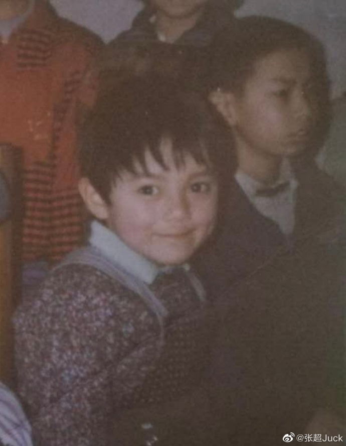 megumim09's tweet photo. #ZhangChao #张超Juck shares his childhood photo. I'm officially dead.

"Some people have known the importance of hairstyle since childhood"

https://t.co/phcejZS7LM https://t.co/XYhEb7TuUe