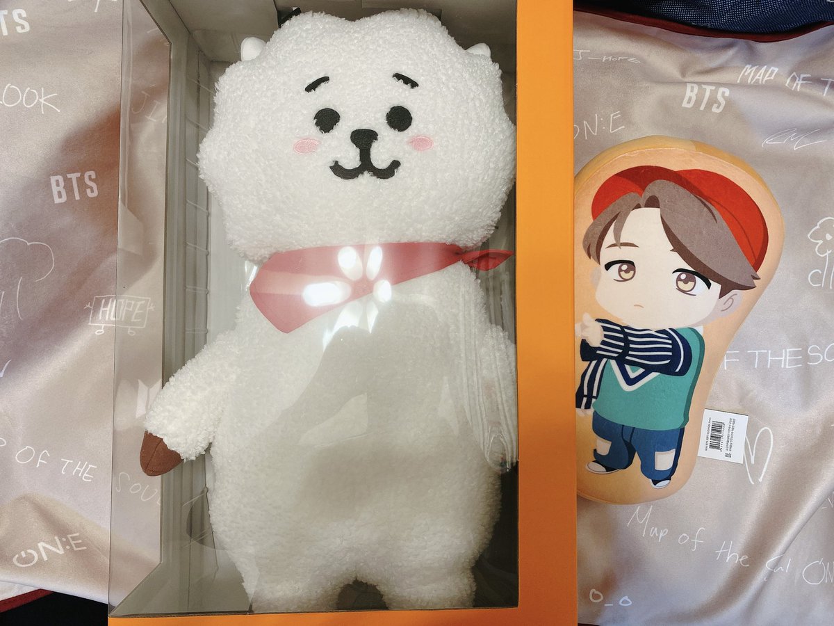 まいたん 去年の１０月頃にline Shopで注文した ぬいぐるみジャンボrj届いた ずっと抱きしめてたいかわいさ 比較のためジミンちゃんをおいてまふ Bt21 Rj