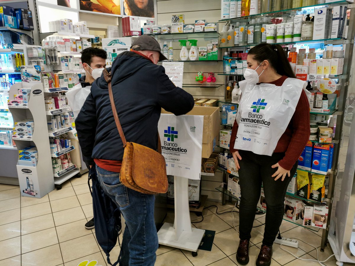 CittadiniMondo's tweet photo. Noi ci siamo!
Giornata di Raccolta del Farmaco 2021.
Vieni alla Farmacia Rossi Guendalina (Viale Giulio Agricola, 94/96) e dona un farmaco da banco per il nostro Sportello Sanitario.
#GRF21 https://t.co/o14IyLKppg