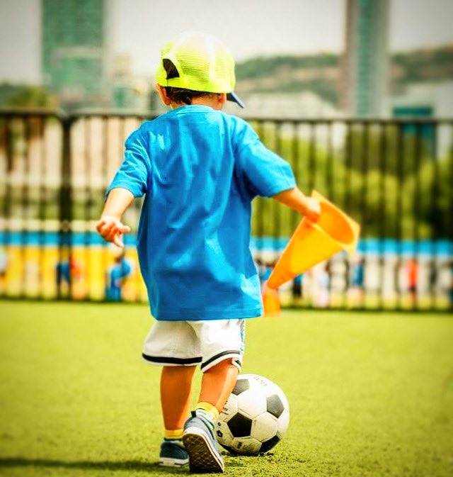 Nuestro complejo mundo de teorías, métodos, conceptos, empieza aquí. Un niño y su atracción por un juguete redondo que lo divierte. A partir de ahí, lo que hagamos, que jamás rompa esa relación del niño y su juguete. #aprendeaenseñarjugando #futbolinfantil #jugar