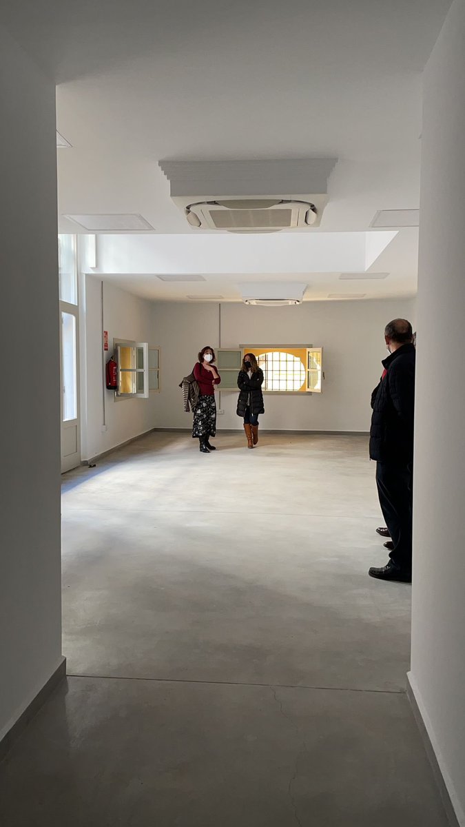 👷🏼‍♀️Vos avancem unes imatges de com està quedant la intervenció als locals del carrer Maldonado 
👉🏼 Espais que volem posar a disposició dels artistes, per a què puguen dur a terme la seua tasca creativa, facilitant-lis els espais que necessiten.
🎨 Prompte veuran la llum.
Seguim!💪🏼