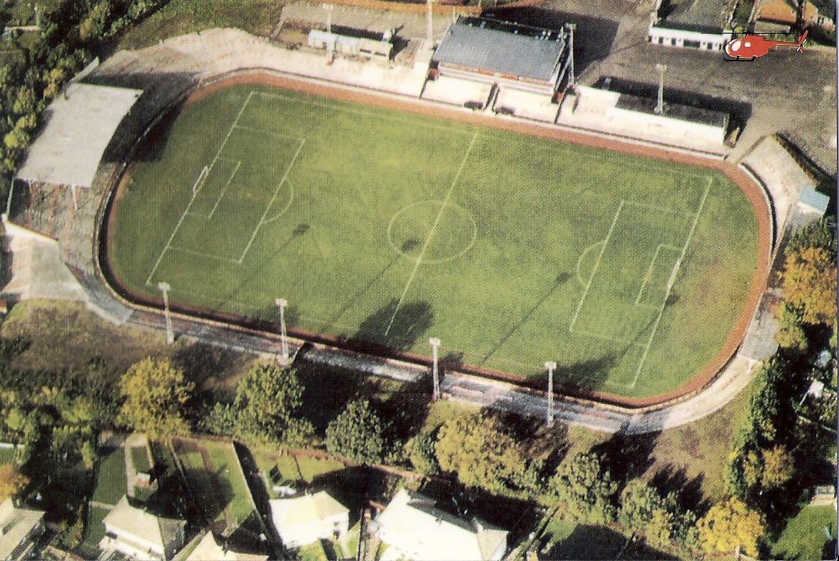 9) Name: Boghead ParkLocation: DumbartonOpened: 1879Closed: 2000Clubs: Dumbarton 1879-2000, Clydebank 1996-1999Peak Capacity: 18,000Record Attendance: 18,001 (1957)Other uses: Greyhound RacingMiscellaneous. Greenock Morton played St Mirren on New Years Day 1949.....//
