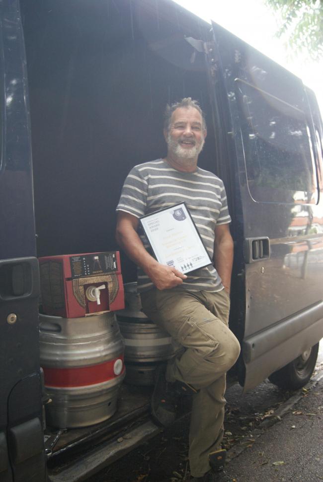 CAMRA_Official's tweet image. The #PullingTogether campaign celebrates those that are going the extra mile through lockdown. 

Here's Paul Mellor of Harwich Town Brewing Co., receiving an award from @TendringCAMRA branch, for his fantastic efforts to deliver fresh beer locally - congratulations Paul! 🏆