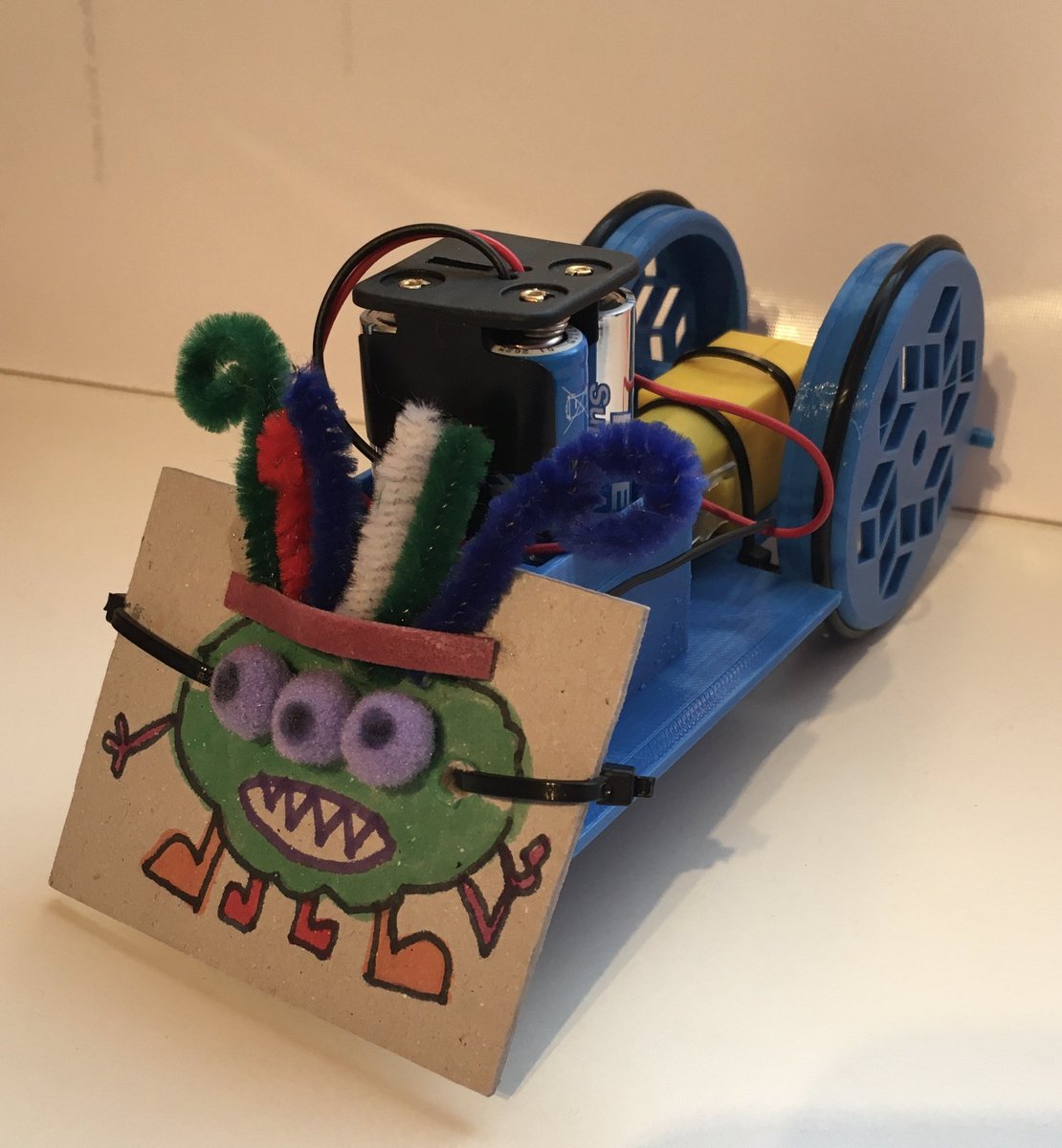 makerslugo's tweet image. Os dejamos unas fotos de como quedaron los robot del taller de hebocon que realizamos en version online🙃