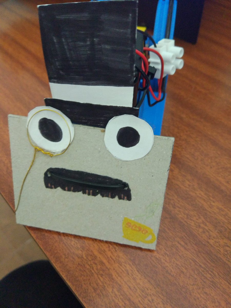 makerslugo's tweet image. Os dejamos unas fotos de como quedaron los robot del taller de hebocon que realizamos en version online🙃