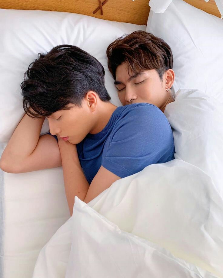 Парень и девушка лежат на кровати. Фото с парнем на кровати. Папарень с девушкой спат в обнимку. Пары спят. Сон другой парень.