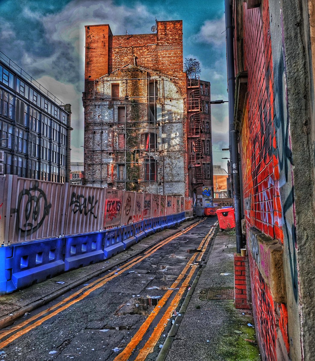 A stunning bit of dereliction and decay in  Manchester. A colour palette from chaos 👌
#decay #dereliction #architecture  #backstreet #streetphoto #streetphotography #sonya6300 #streetstyle #photoedit